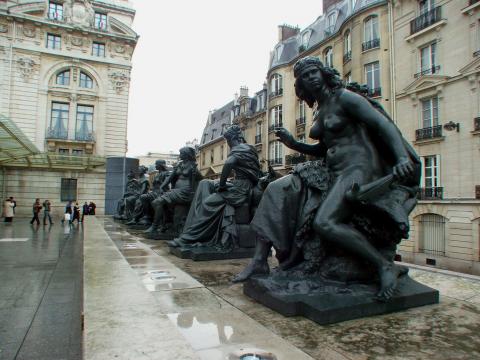 image Estatuas de bronce en la entrada del Museo de Arte Contemporáneo, París