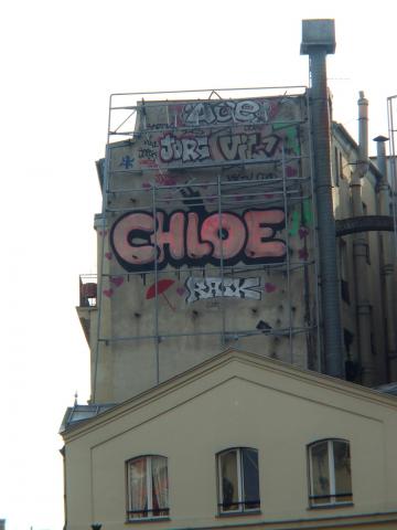 image Pintada en la fachada de un edificio en un barrio turístico, París