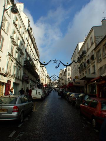 image Calle principal de un barrio turístico, París