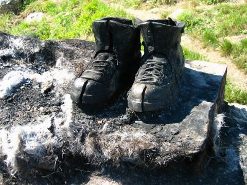 image Restos calcinados del Monumento al Peregrino, Fisterra, A Coruña