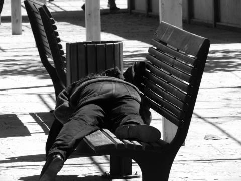 image Indigente en un banco