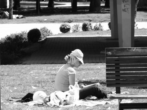 image Joven leyendo en un parque