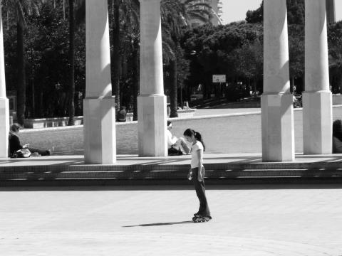 image Joven patinando