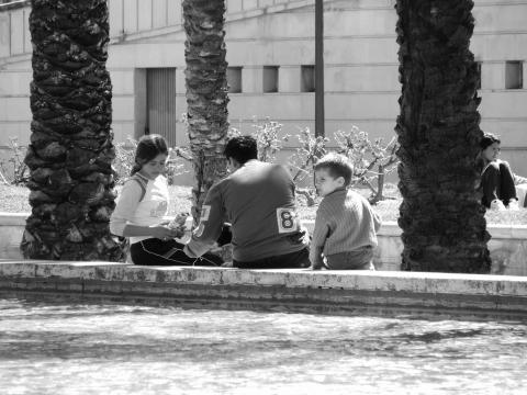 image Merienda familiar en un parque