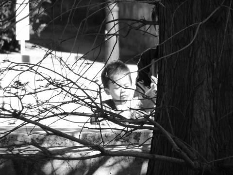 image Niño jugando con el agua