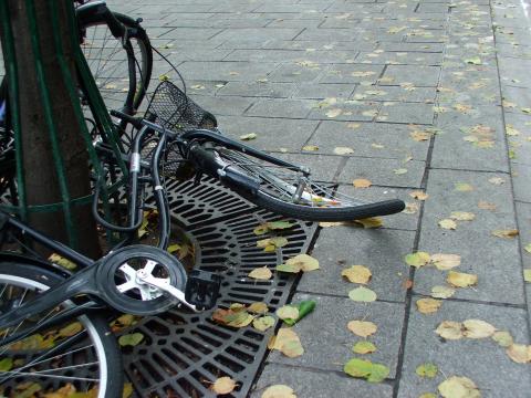 image Bicicleta con una rueda abombada