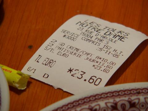 image Factura en la mesa de una cafetería