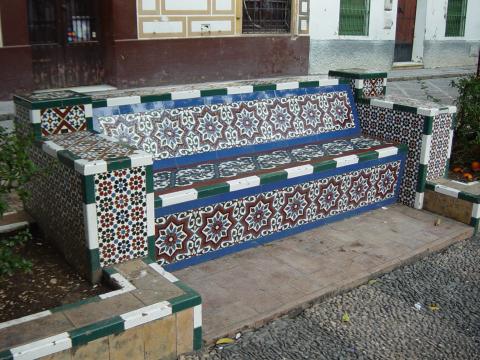 image Banco en la Plaza de Doña Elvira, Barrio de Santa Cruz, Sevilla