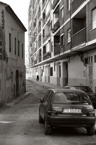 image Casa rural frente a un bloque de pisos, Valencia
