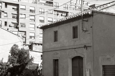 image Casa rural frente a un bloque de pisos, Valencia