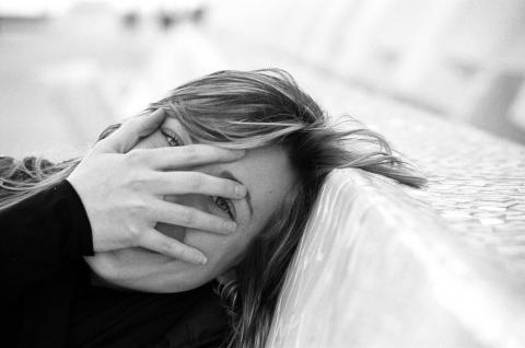 image Chica tapándose la cara