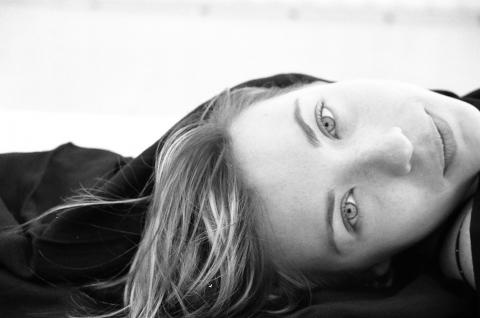 image Chica posando tumbada