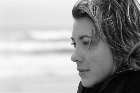 image Chica posando de perfil