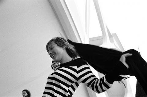 image Chica posando con un fular