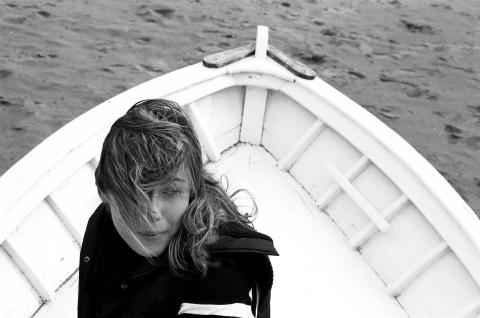 image Chica sentada en una barca