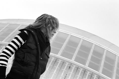 image Chica posando frente a un edificio