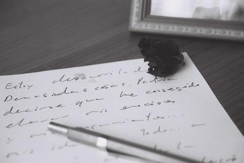 image Carta escrita sobre una mesa