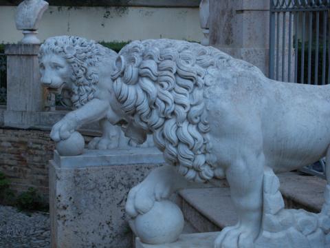 image Leones de la entrada al palacete de los Jardines de Monforte, Valencia