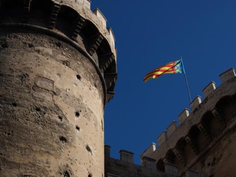 image Bandera ondeando en las Torres de Quart, Valencia