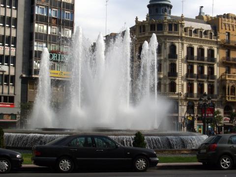 image Fuente en la Plaza del Ayuntamiento, Valencia