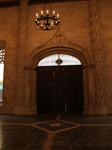 image Puerta de la Lonja de Valencia desde el interior