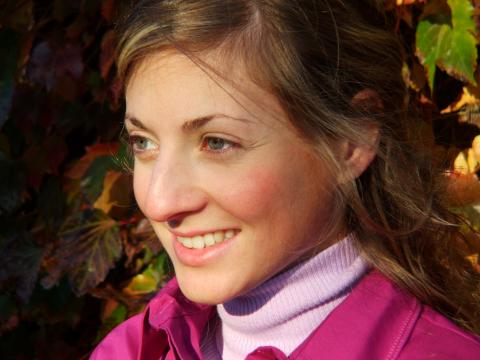 image Muchacha posa ante la cámara