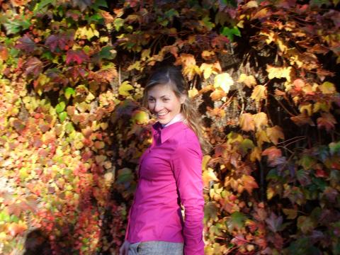 image Muchacha posa ante la cámara