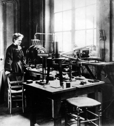 image Marie Curie en su laboratorio de París