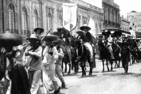 image Pancho Villa y Emiliano Zapata entrando con sus tropas en la ciudad de México