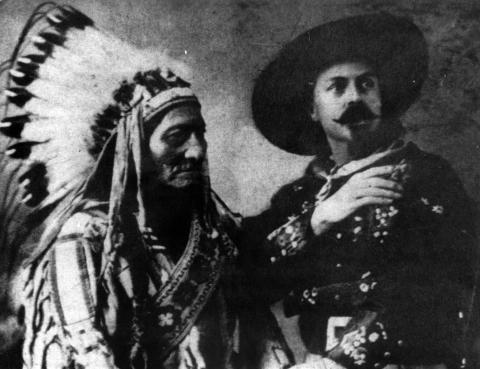 image Buffalo Bill y Toro Sentado