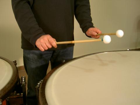 image Hombre tocando el timbal