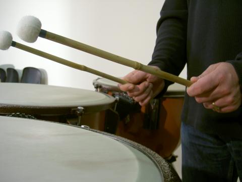 image Hombre tocando el timbal