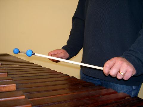 image Hombre tocando el xilófono