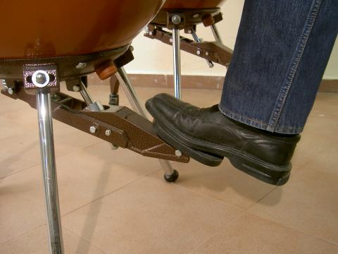 image Hombre accionando pedal de timbal