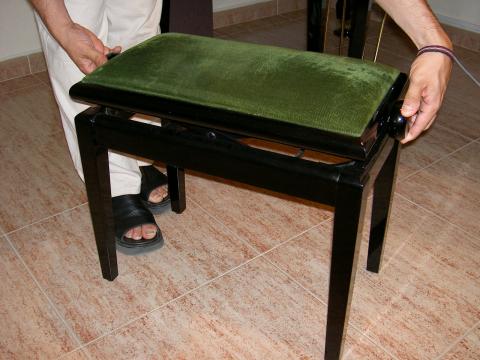 image Hombre regulando altura del taburete para piano