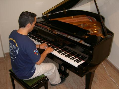 image Joven tocando el piano