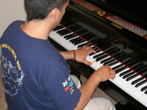 image Joven tocando el piano