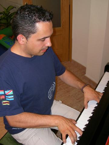 image Joven tocando el piano