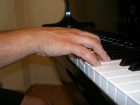 image Mano tocando el piano