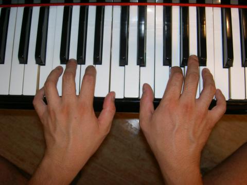 image Manos tocando el piano