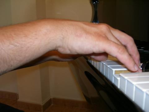 image Mano tocando el piano