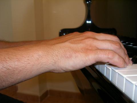 image Manos tocando el piano