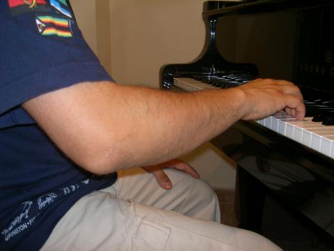 image Mano tocando el piano