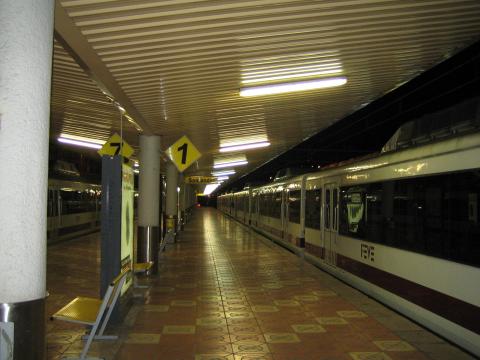 image Andén de una estación de FEVE, Santander