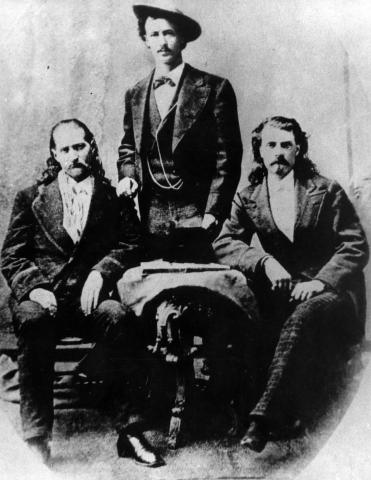 image Wild Bill posa con Buffalo Bill y Texas Jack
