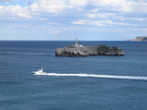 image Patrullera junto a Isla de Mouro, Santander