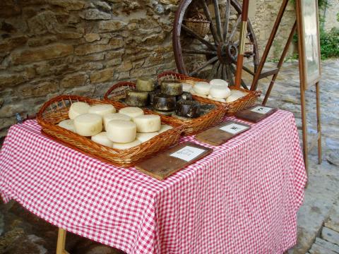 image Quesos en exposición, Peratallada, Girona
