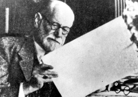 image Sigmund Freud en su estudio