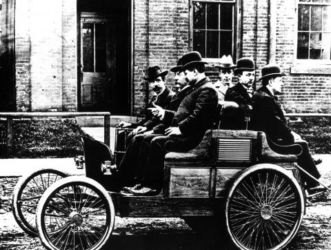 image Alex Winten conduciendo su primer automóvil