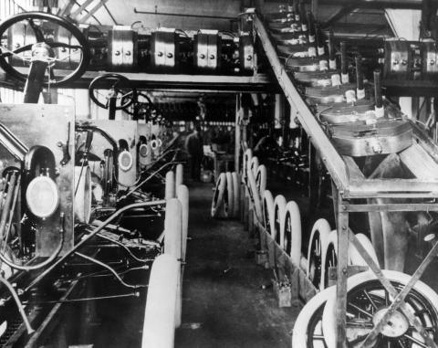 image Montaje en cadena de automóviles Ford en 1913
